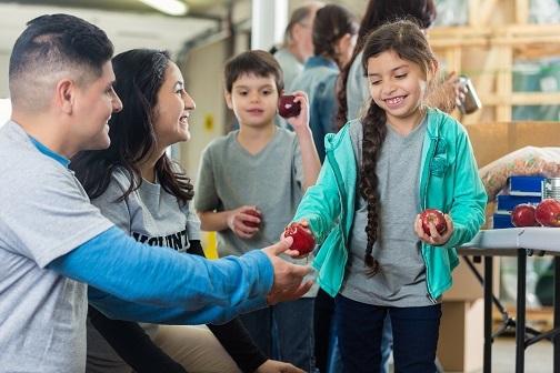 Children are giving apples away